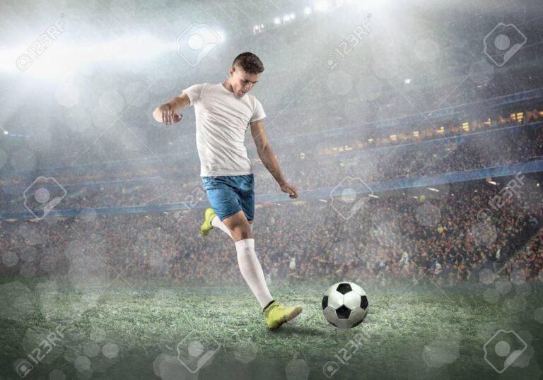 un joueur de football en pleine action