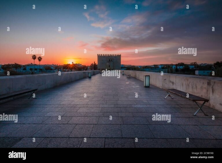 un lever de soleil sur une ville espagnole
