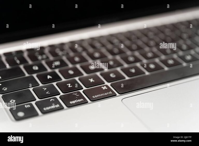 un macbook air avec le clavier en gros plan