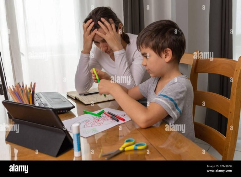 un parent enseignant un enfant a la maison