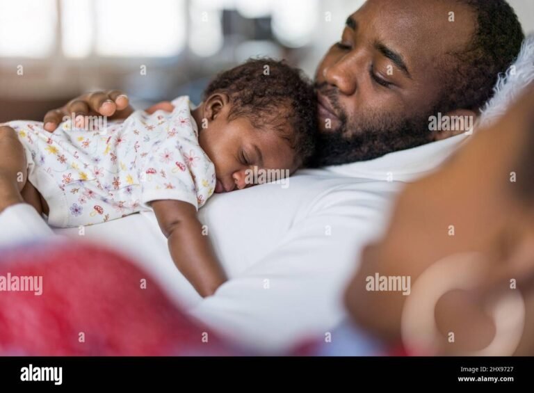 un pere tenant son bebe dans les bras
