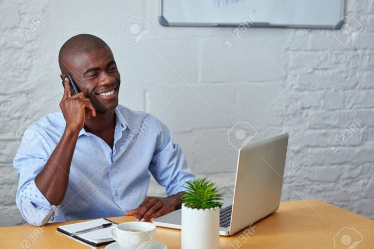 un professionnel au telephone avec un ordinateur