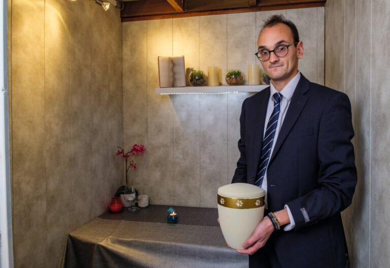 un professionnel dans une ceremonie funeraire animale