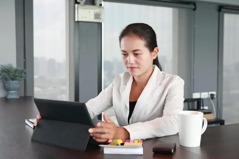 Peut-on vraiment prendre des congés durant sa première année de travail 7 un salarie prenant des conges au bureau