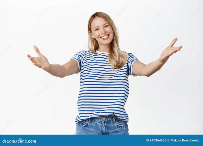 un sourire chaleureux avec un geste amical