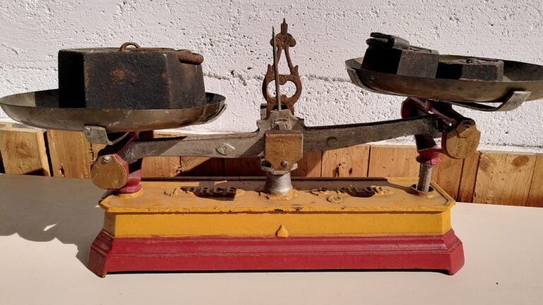 une balance avec des poids varies