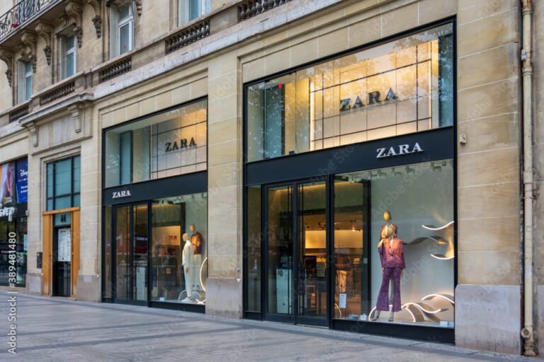 une facade du magasin zara a paris