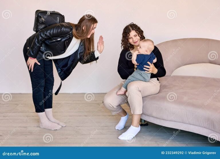 une famille avec une baby sitter souriante