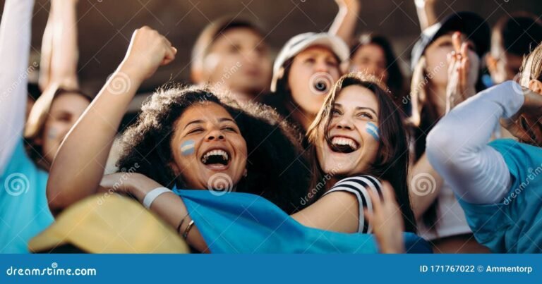 une foule enthousiaste lors dun evenement