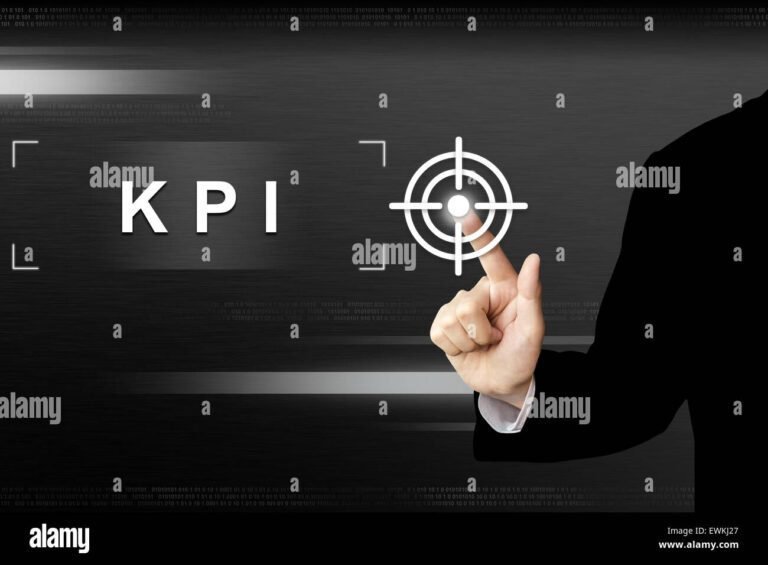 une main cliquant sur un bouton sur ecran