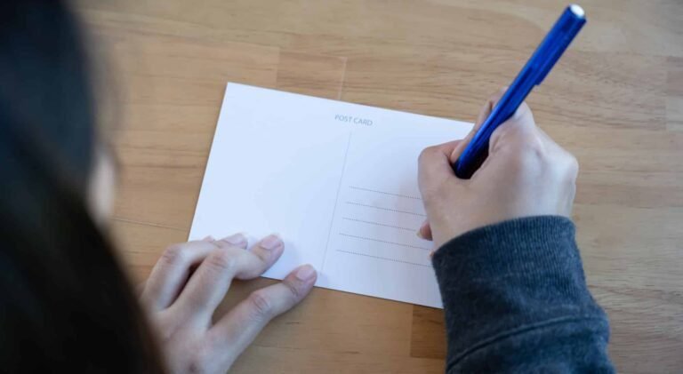 une main ecrivant une lettre formelle