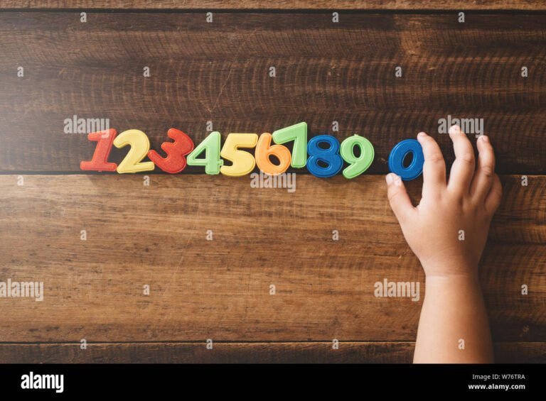 une main tenant des des numerotes