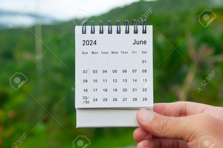 une main tenant un calendrier de conges