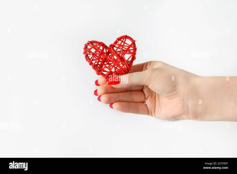 une main tendue avec un coeur