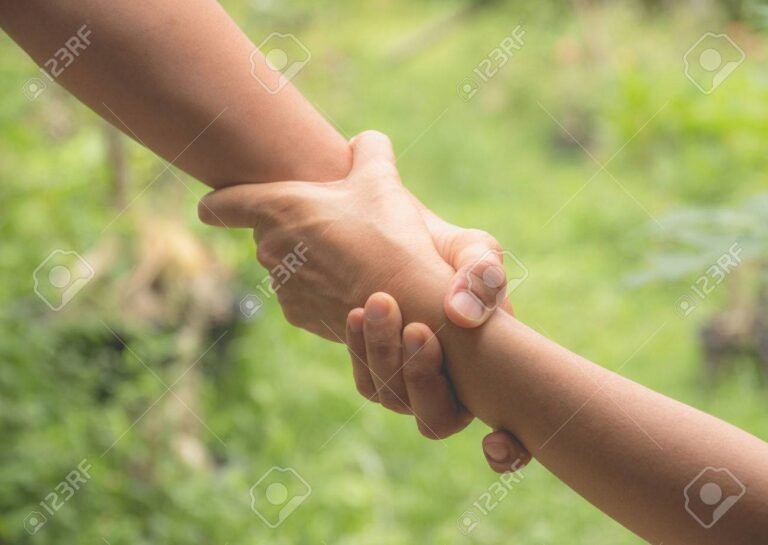 Que signifie la traduction de "Don't Give Up On Me" en français 25 une main tendue vers une autre main