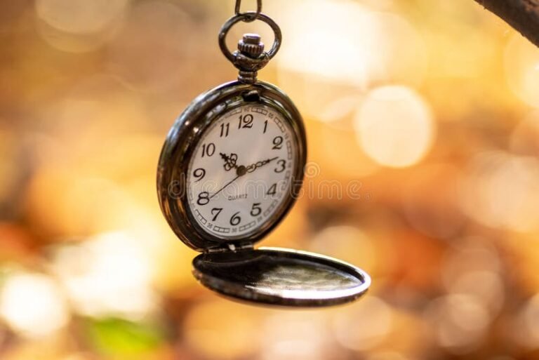 une montre avec un fond flou