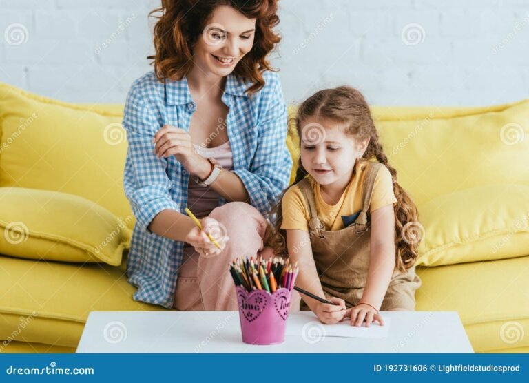 une nounou jouant avec des enfants joyeux