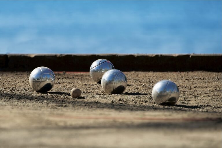 une partie de petanque sur un terrain
