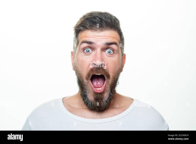 une personne avec une expression choquee