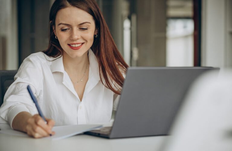 Comment rédiger une phrase percutante pour demander une augmentation par mail 29 une personne ecrivant un e mail professionnel