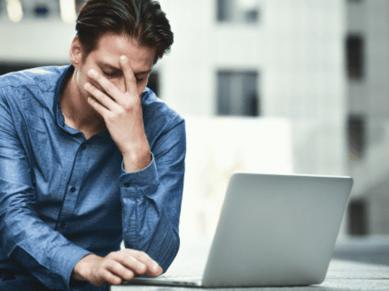 une personne ecrivant un email dexcuses