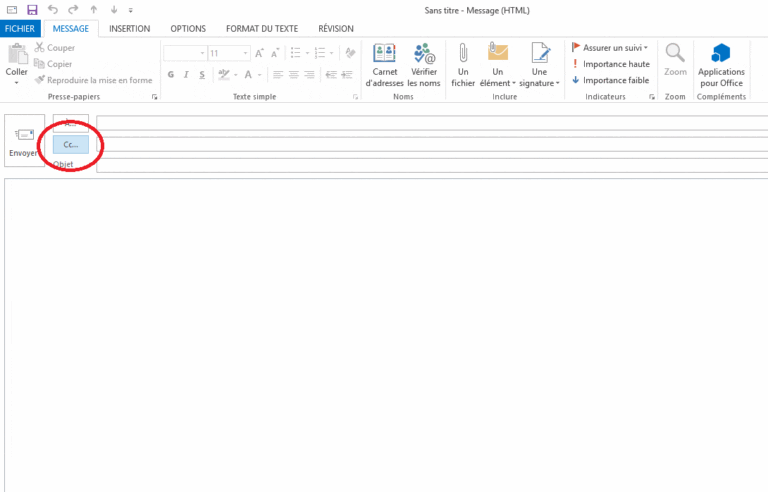 une personne envoyant un email avec copie