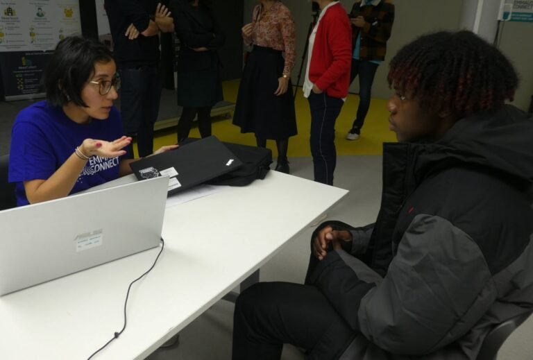 Comment trouver une alternance à Lyon facilement et rapidement 39 une personne etudiant avec un ordinateur a lyon