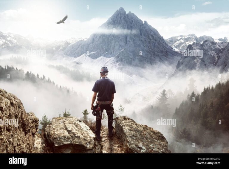 une personne gravissant une montagne