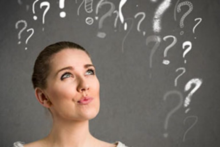 une personne hesitant entre deux choix