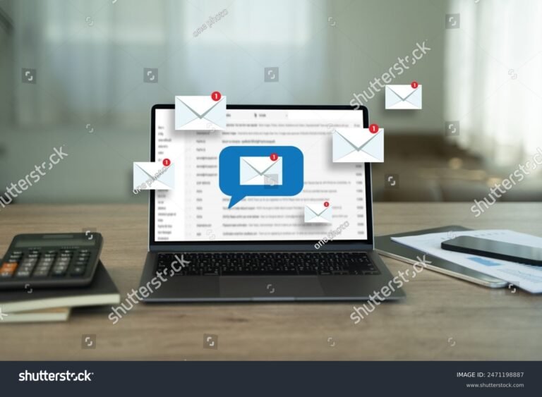 une personne lisant un email sur un ordinateur