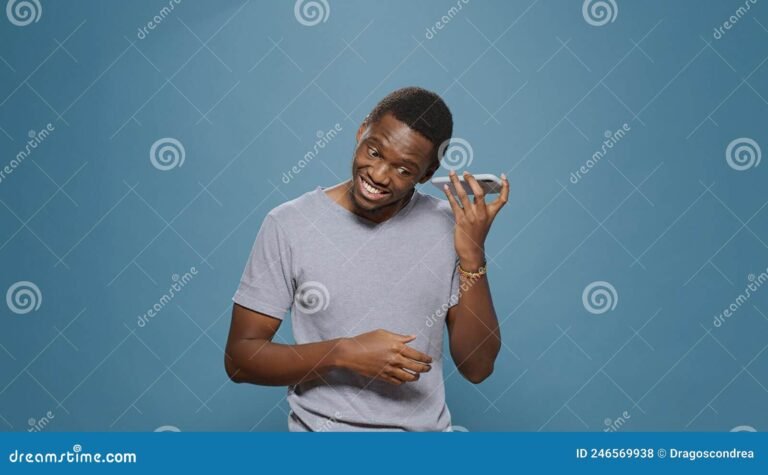 une personne naviguant sur un site web