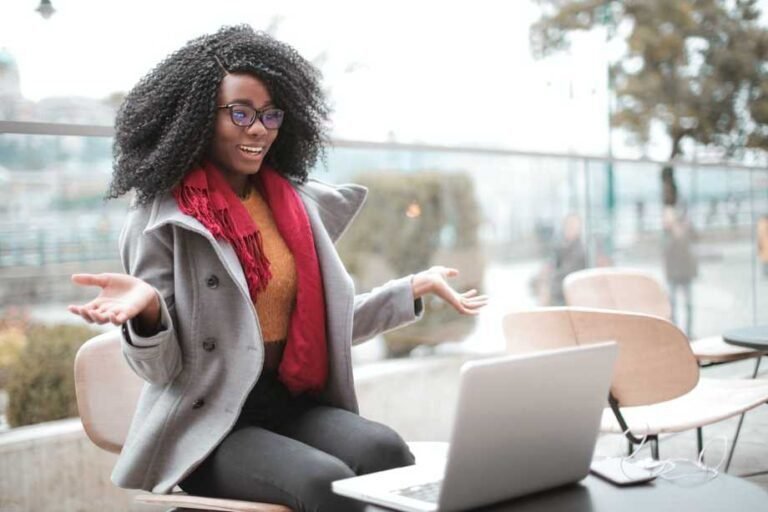 une personne redigeant son cv