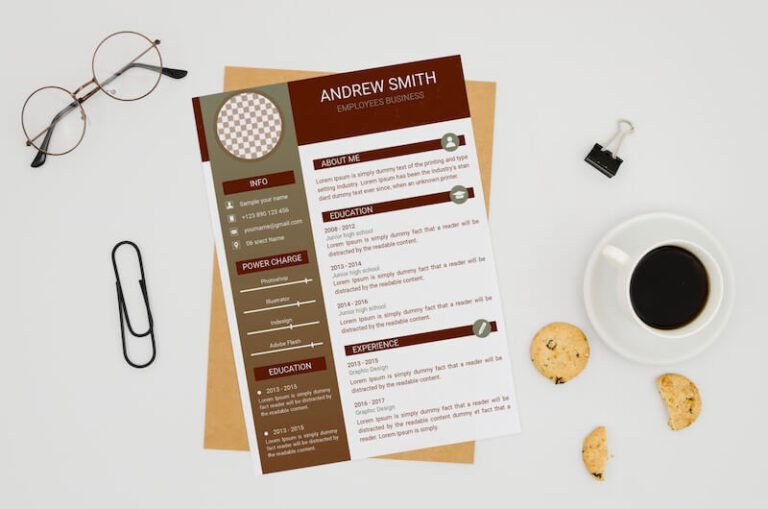 une personne redigeant un cv creatif