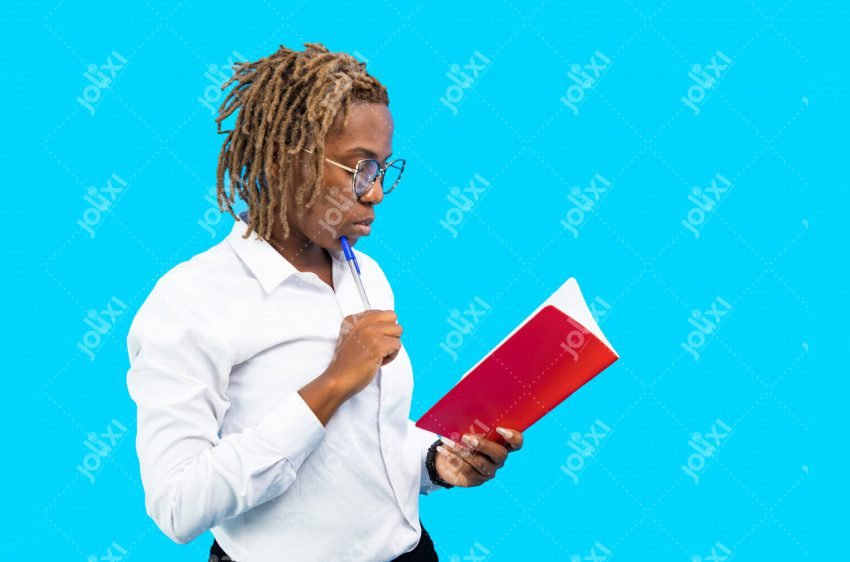 une personne reflechissant avec des documents