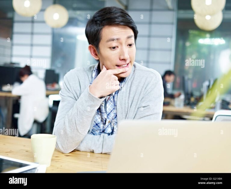 une personne reflechissant devant un bureau vide