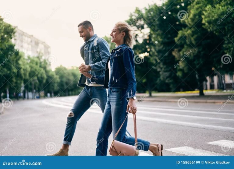 une personne reflechissant devant un carrefour