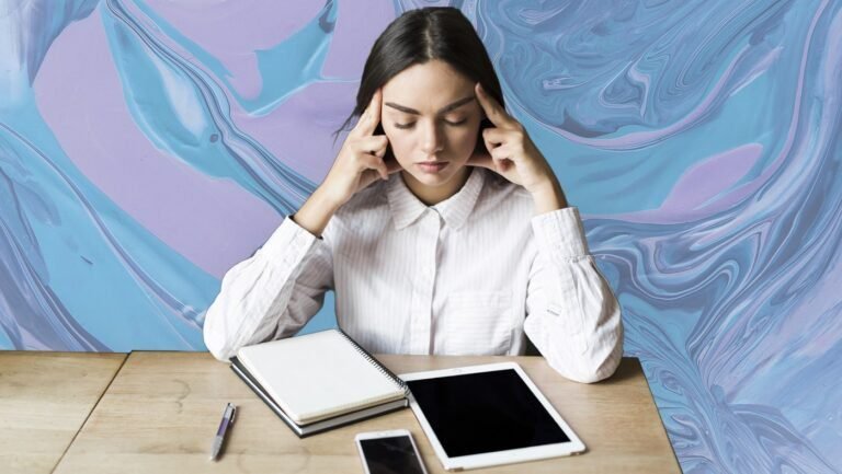 une personne reflechissant sur son parcours professionnel