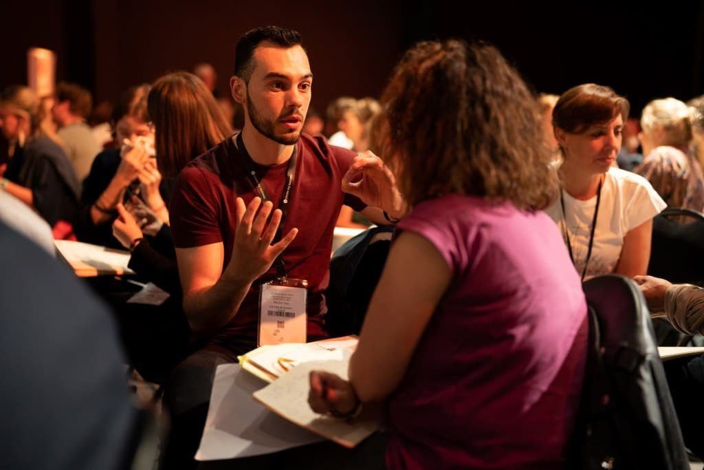 Comment développer son assertivité et son affirmation de soi 1 une personne saffirmant lors dune discussion