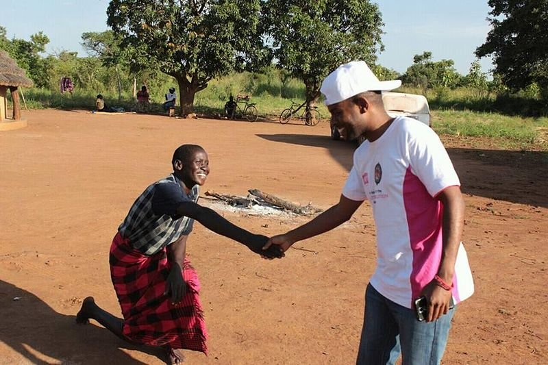 une personne saluant dans lapres midi