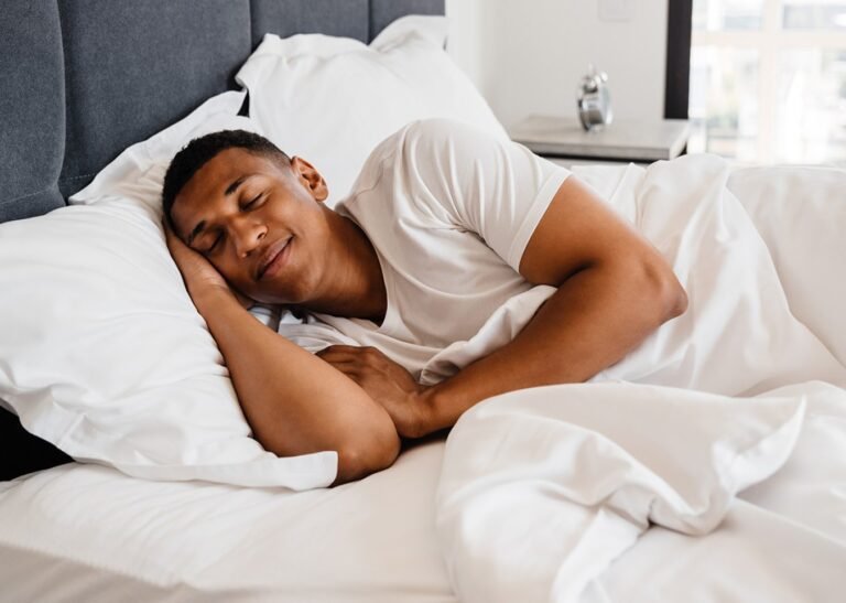 une personne se relaxant paisiblement