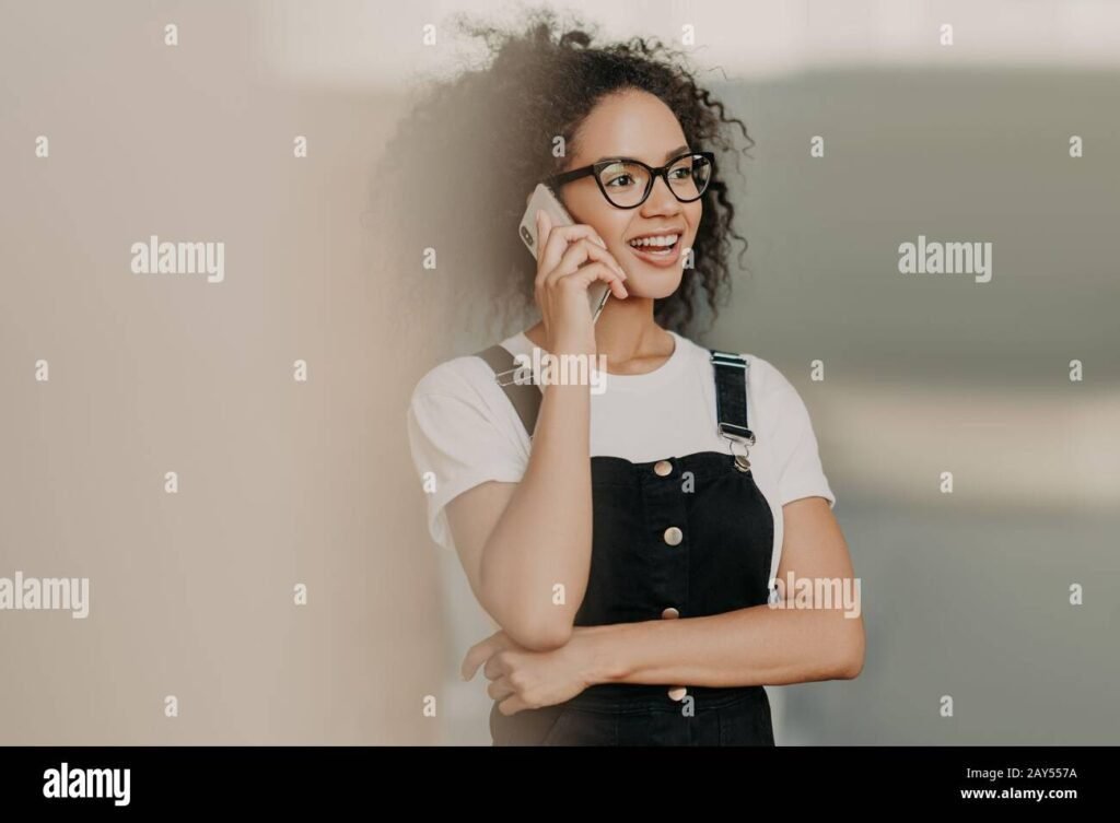 Que répondre à "J'espère que vous allez bien" dans une conversation 1 une personne souriante en conversation amicale