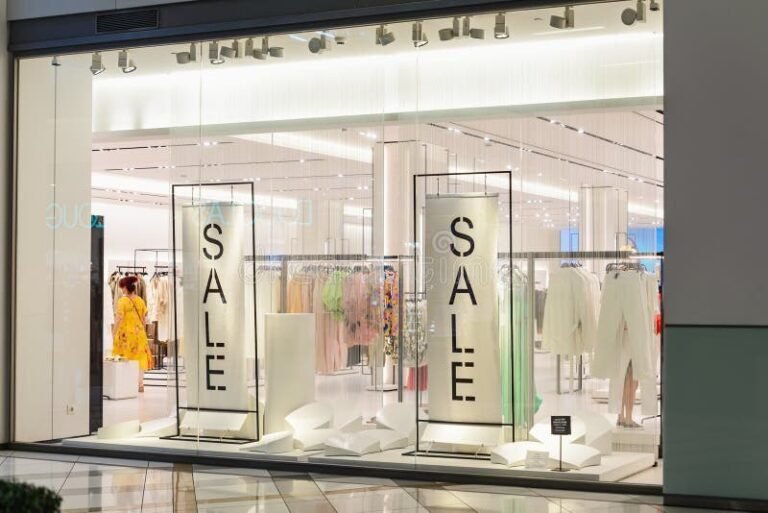 Quelles sont les marques disponibles chez Arthur Glen à Troyes 14 vitrine de marques dans un centre commercial