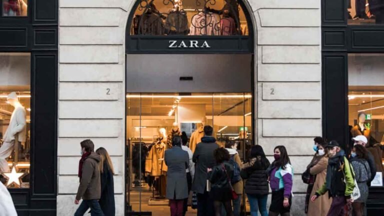 vitrine moderne de zara sur les champs elysees