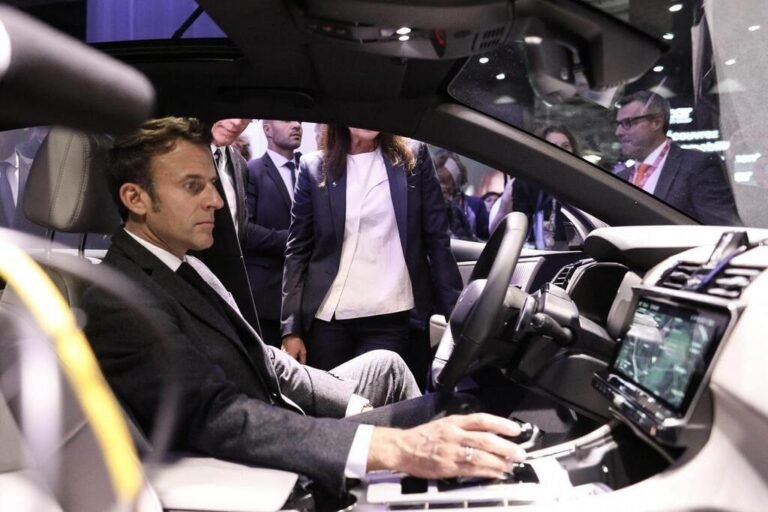 voiture electrique sur route sinueuse