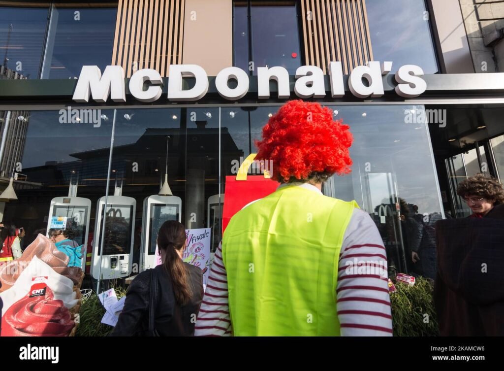Où se trouve le McDonald's à Porte Maillot à Paris 1 vue de la facade du mcdonalds porte maillot